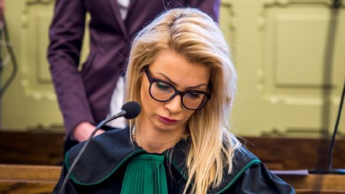Oskarżona Agnieszka P. (z tyłu) i adwokat Weronika Król-Dybowska na sali rozpraw