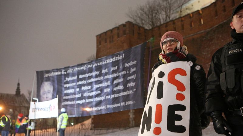 Pikieta ruchu Obywatele RP i przeciwników PiS przed Wzgórzem Wawelskim.