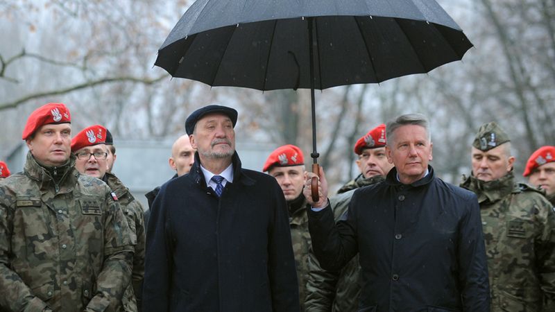 Szef MON Antoni Macierewicz, obok (z parasolem) jego kierowca Kazimierz Bartosik.