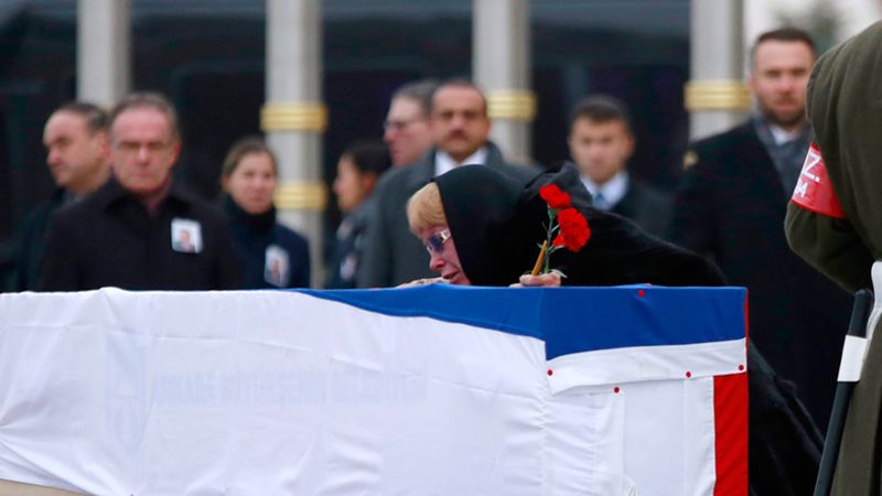 Maria Karłow przy trumnie z ciałem męża.