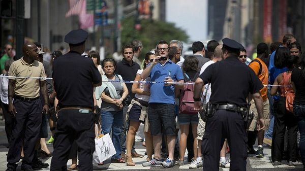 Strzelaniny w Nowym Jorku przyciągają tłumy gapiów
