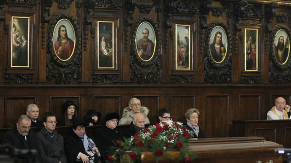 Prezes PiS Jarosław Kaczyński oraz jego bratanica Marta Kaczyńska w czasie uroczystości pogrzebowych Jadwigi Kaczyńskiej
