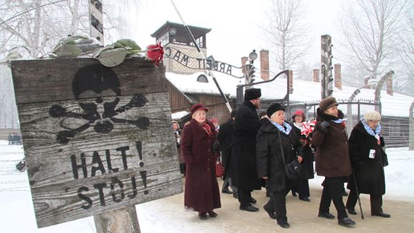 Byli więźniowie podczas obchodów 68. rocznicy wyzwolenia KL Auschwitz w Oświęcimiu