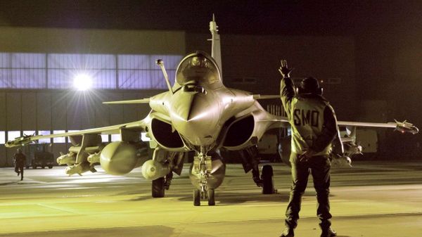 Francuski myśliwiec Rafale tuż przed startem