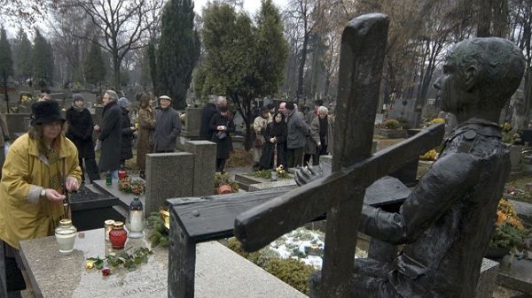 Grób Tadeusza Kantora na Cmentarzu Rakowickim w Krakowie przed dewastacją (zdj. arch.). Skradziono elementy rzeźby z brązu przedstawiającej chłopca czytającego książkę na ławce