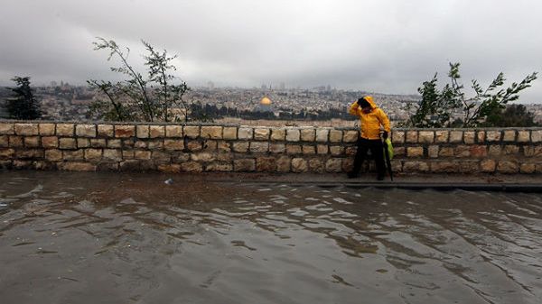 Zalane drogi na Górze Oliwnej z widokiem na Stare Miasto w Jerozolimie