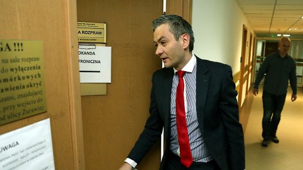 Robert Biedroń wchodzi na salę rozpraw