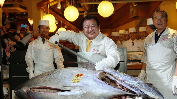 Właściciel restauracji ze swoją zdobyczą