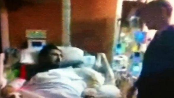 Ranny Asadullah Chalid w szpitalu, kadr z filmu zamieszczonego w serwisie YouTube