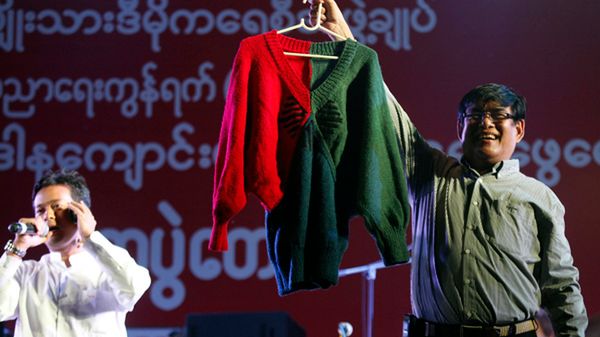 Licytacja swetra wykonanego przez Aung San Suu Kyi