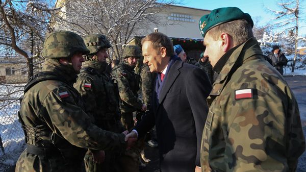 Donald Tusk z żołnierzami 2. Mazowieckiego Pułku Saperów