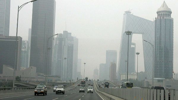 Smog nad ulicą w Pekinie