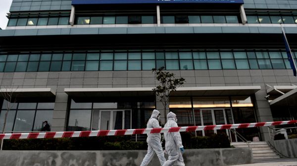 Śledczy przed siedzibą Nowej Demokracji