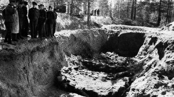 Ekshumacja zwłok polskich oficerów zamordowanych w Katyniu; 1943 r.