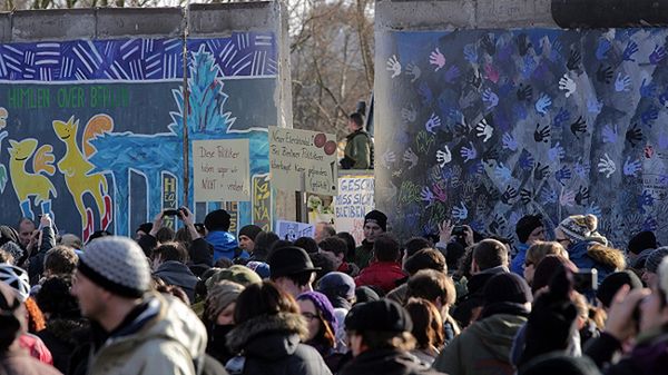 Młodzi berlińczycy bronią muru
