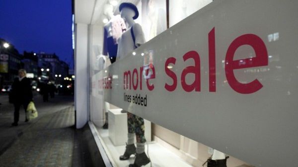 Na witrynach shopów pojawiły się ogromne wywieszki "sale".