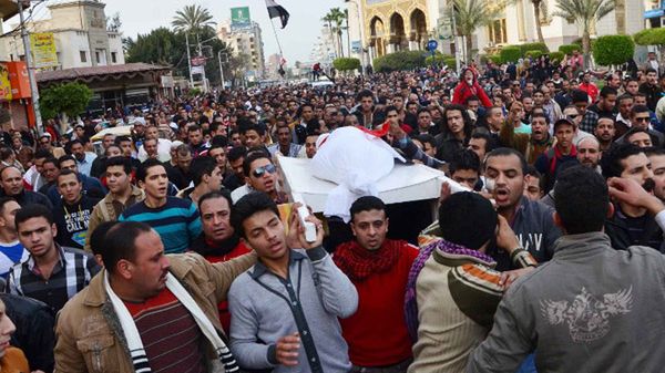 Demonstranci niosą ciało zabitego mężczyzny w Mansurze