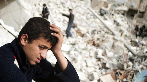 Chłopiec na ruinach pozostałych po bombardowaniu w Aleppo 23 lutego