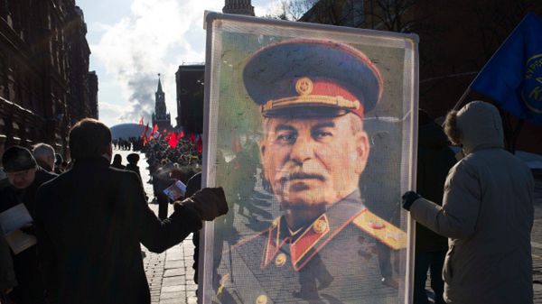 Rosyjscy komuniści niosą portret Stalina