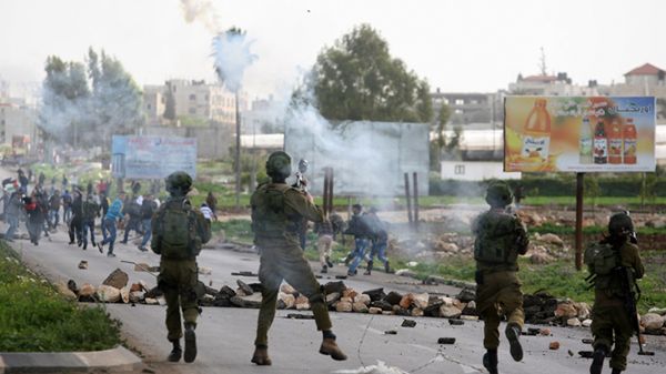 Izraelscy żołnierze kontra demonstranci na Zachodnim Brzegu Jordanu