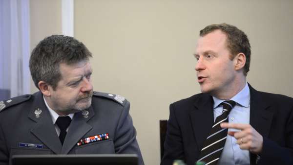 Zastępca komendanta głównego policji nadinspektor Andrzej Rokita (po lewej) oraz podsekretarz stanu w MSW Michał Deskur
