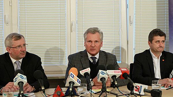 Marek Siwiec, Aleksander Kwaśniewski oraz Janusz Palikot w czasie konferencji prasowej po spotkaniu.