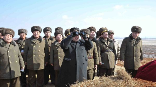 Kim Dzong Un i północnokoreańscy oficerowie