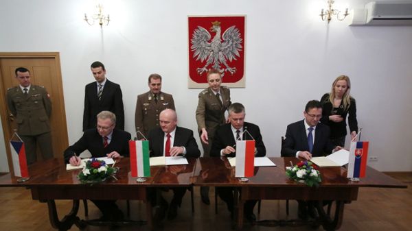 Wiceminister obrony Czech Vlastimil Picek, węgierski minister obrony Csaba Hende, polski minister obrony Tomasz Siemoniak oraz minister obrony Słowacji Martin Glvac
