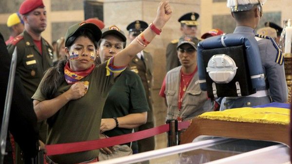 Trumna z ciałem zmarłego prezydenta eksponowana w gmachu akademii wojskowej