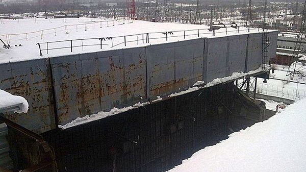 Pod ciężarem śniegu zniszczeniu uległy części ścian i fragment dachu