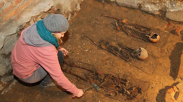 Miejsca pochówków i szczątki ludzkie pochodzące prawdopodobnie z okresu od XIII do XVI wieku, odkryte podczas renowacji budynków Liceum Ogólnokształcącego im. Marszałka Stanisława Małachowskiego w Płocku