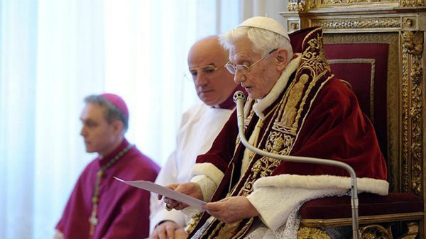 Papież Benedykt XVI abdykował