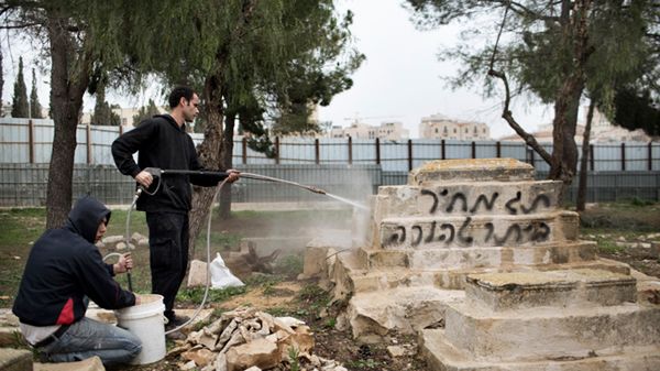 Zbezczeszczony grób na jerozolimskim cmentarzu