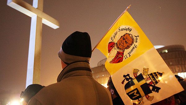 Modlitwa na warszawskim Placu Piłsudskiego po beatyfikacji Jana Pawła II - zdjęcie archiwalne