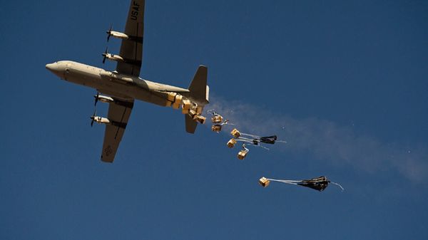 Amerykański C-130 Hercules w czasie zrzutu zaopatrzenia