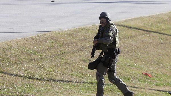 Policjant na terenie Price Middle School