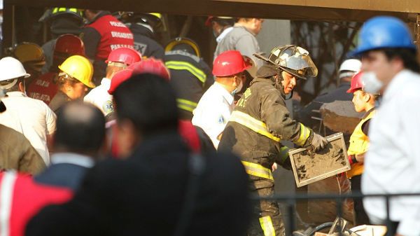 Strażacy pod budynkiem giganta naftowego Pemex