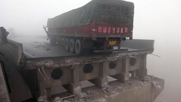 Z estakady spadło 26 aut - miejsce tragedii w Chinach