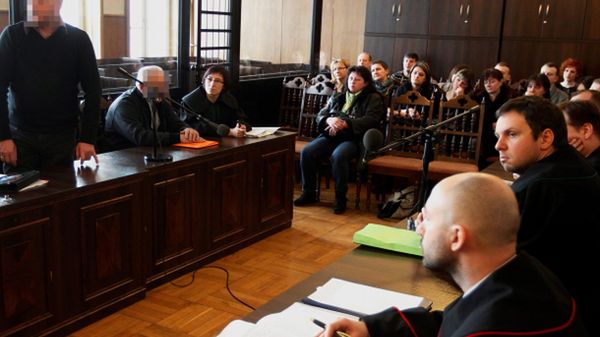 Oskarżeni - kierowca ciężarówki z przyczepą Janusz S. (pierwszy z lewej) oraz Roman S. (drugi z lewej), który dopuścił do ruchu uszkodzoną przyczepę, podczas rozprawy