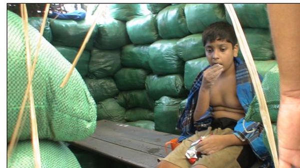 12-letni Balachandran Prabhakarana w rękach lankijskich żołnierzy. Kilka godzin później został z zimną krwią zastrzelony