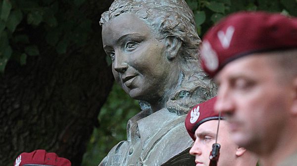 Odsłonięcie popiersia łączniczki i sanitariuszki AK Danuty Siedzikówny "Inki" (fot. z 16.09.2012)
