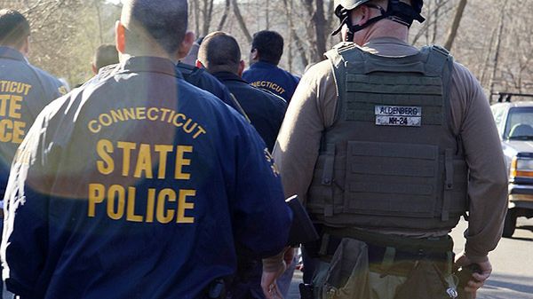 Funkcjonariusze policji na miejscu masakry w Newtown - zdjęcie archiwalne