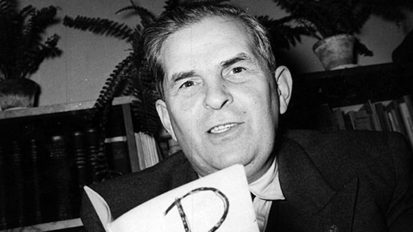 Aleksander Kamiński z egzemplarzem "Kamieni na szaniec"