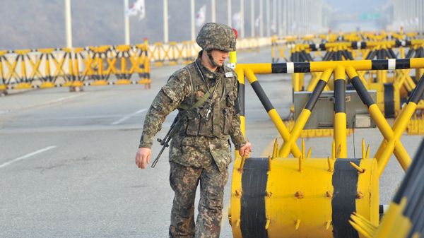 Południowokoreański żołnierz ustawia barykady na drodze do strefy Kaesong