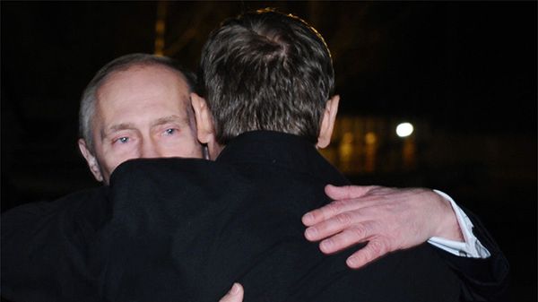 Władimir Putin i Donald Tusk 10 kwietnia 2010 roku w Smoleńsku