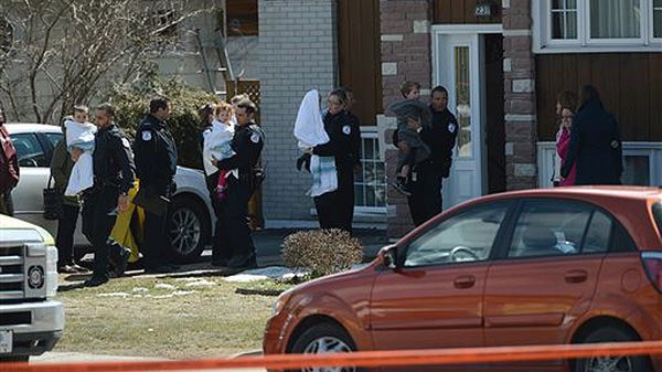 Policjanci wynoszą dzieci z przedszkola w Gatineau