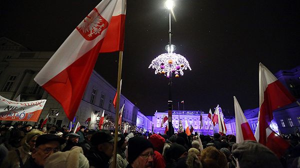 Uczestnicy Marszu Pamięci przed Pałacem Prezydenckim - zdjęcie z 10 grudnia 2012 r.