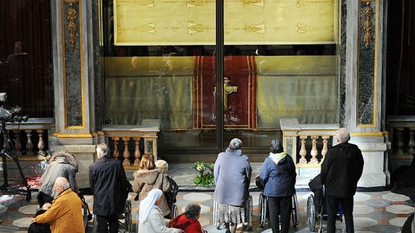 Według tradycji, w całun owinięte było ciało Chrystusa po ukrzyżowaniu.
