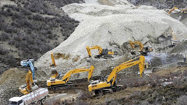 Koparki na miejscu osuwiska