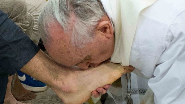 Papież umył nogi 12 więźniom